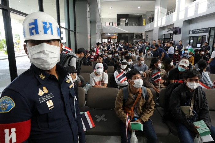 Thailändische Rückkehrer aus Israel. Foto: epa/Narong Sangnak