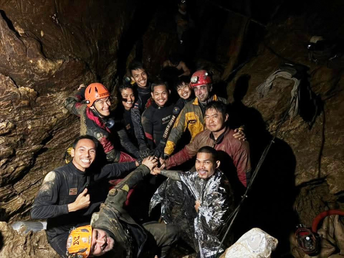Dieses von Metta Tham Rescue Kalasin veröffentlichte Bild zeigt Rettungskräfte, die sich in einer überfluteten Höhle in der Provinz Xaisomboun, versammeln. Foto: -/Metta Tham Rescue Kalasin/ap/dpa