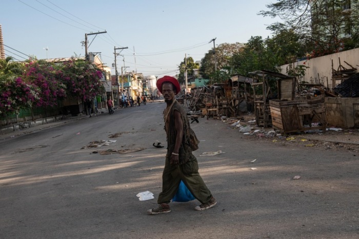 Ein Bewohner geht eine Straße in Port-au-Prince entlang. Foto: epa/Johnson Sabin