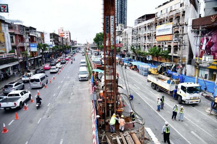 Blick auf die Baustelle der südlichen Purple Line auf der Prajadhipok Road nahe Wongwian Yai, wo es zu einem Straßeneinbruch kam. Bild: Bangkok Metropolitan Administration (BMA)