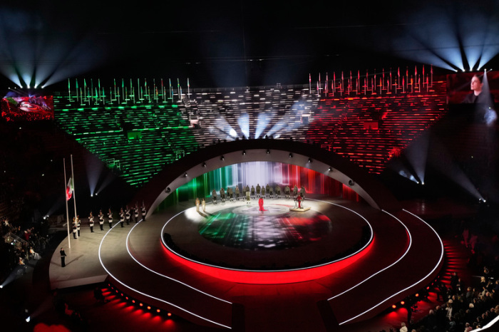 Tänzerinnen und Tänzer treten während der Eröffnungsfeier der Winter-Paralympics 2026 in der Arena di Verona auf. Foto: Luca Bruno/Ap/dpa
