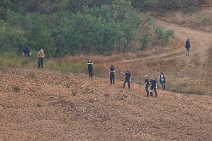 Polizisten arbeiten am Ufer des Arade-Stausees in der Nähe von Silves, während die Suche im Rahmen der Ermittlungen zum Verschwinden von Madeleine McCann beginnt. Foto: Yui Mok/Pa Wire/dpa