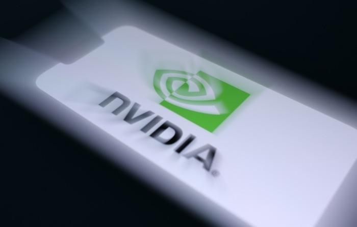 Das Logo des US-Chipherstellers Nvidia ist auf einem Smartphone zu sehen. Führende KI- und Technologieunternehmen bereiten Börsengänge mit milliardenschweren Bewertungen vor. Foto: EPA/Adam Vaughan