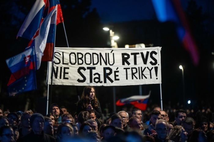 Protest gegen die geplante Umstrukturierung des öffentlichen Rundfunks in der Slowakei. Foto: epa/Jakub Gavlak