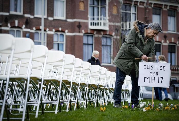 Angehörige der Opfer des Absturzes von Flug MH17 der Malaysia Airlines protestieren still vor der russischen Botschaft in Den Haag. Foto: epa/Robin Van Lonkhuijsen