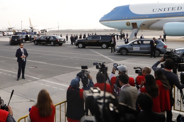 US Präsident Joe Biden wird im offiziellen Präsidentenauto auf dem Luftwaffenstützpunkt Callao in Lima hinausbegleitet. Foto: epa/Renato Pajuelo