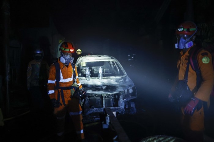 Rettungskräfte suchen nach Opfern, während sie ein verbranntes Wohngebiet nach einem Brand in einem Treibstofflager in Jakarta inspizieren. Foto: EPA-EFE/Mast Irham