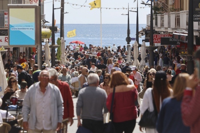 Touristen in Benidorm: Tausende verbringen die Osterwoche an Spaniens Küste, während die Stadt von Urlaubern belebt ist aktuell. Foto: epa/Morell