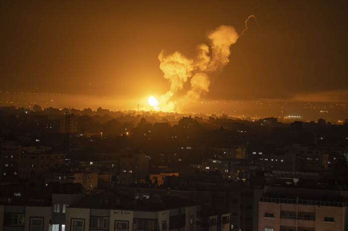 Feuer und Rauch steigen nach einem israelischen Luftangriff im Zentrum des Gazastreifens auf. Foto: Fatima Shbair/Ap/dpa