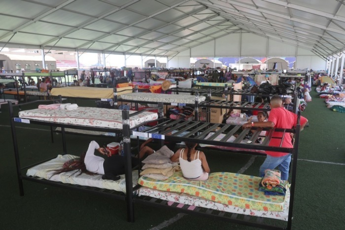 Menschen ruhen in einem Sportzentrum in La Guaira, das nach den schweren Erdbeben als Notunterkunft dient. Foto: EPA/Miguel Gutiérrez