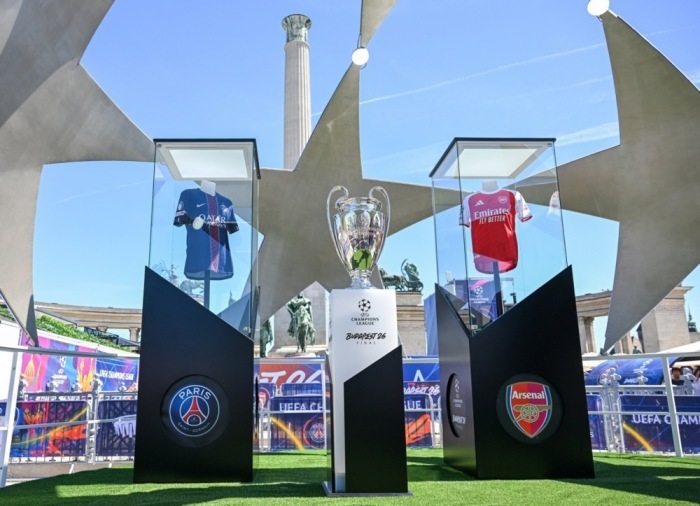 Die Trophäe der UEFA Champions League Final 2026 wird zur Eröffnung der Fan Zone auf dem Heldenplatz in Budapest präsentiert. Foto: EPA/Tibor Illyes
