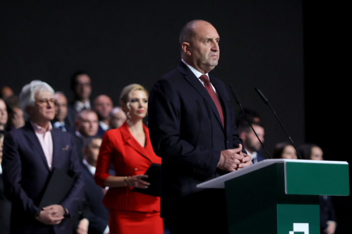 Der ehemalige bulgarische Präsident Rumen Radew hält eine Rede auf der Abschlusskundgebung seiner Kampagne vor der vorgezogenen Parlamentswahl in Bulgarien. Foto: Valentina Petrova/Ap/dpa