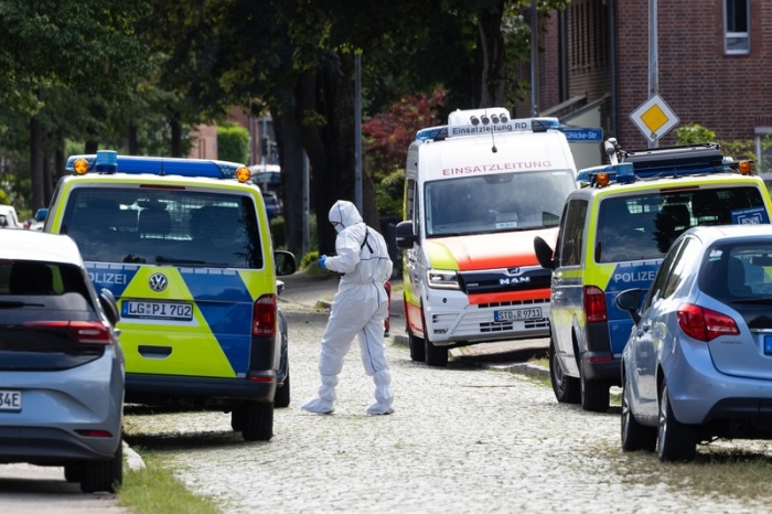 Einsatzkräfte der Spurensicherung sind nach dem Schussattentat auf einer Straße in Stade im Einsatz. Foto: dpa/Ulrich Perrey