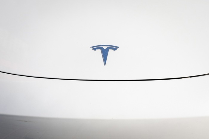 Das Tesla Logo auf einem Model 3 Elektrofahrzeug in Peking. Foto: epa/Mark R. Cristino