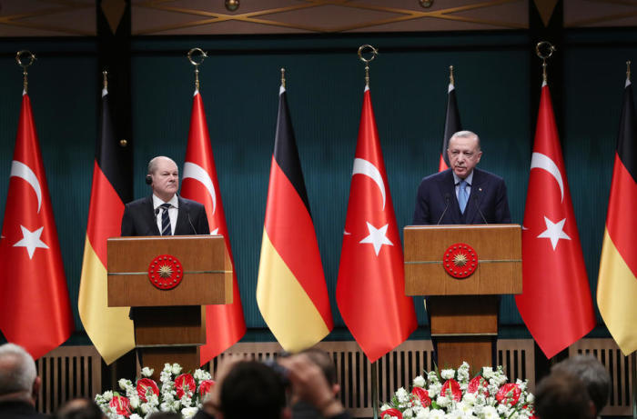 Die Pressestelle des türkischen Präsidenten zeigt den türkischen Präsidenten Recep Tayyip Erdogan (R) und Bundeskanzler Olaf Scholz (L) in Ankara. Foto: epa/TÜrkisches PrÄsidenten-presseamt H
