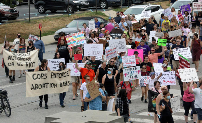 Protestler versammeln sich vor der Bibliothek von Indianapolis. Foto: epa/John Sommers Ii