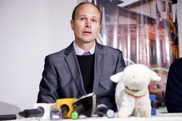 Stephan Schultheiss, Anwalt der in Deutschland lebenden Elternteile zweier mutmaßlich entzogenen Mädchen, spricht auf einer Pressekonferenz im Hotel Westfalenhaus über die mutmaßliche Kindesentziehung. Foto: Nath Aguilar/dpa