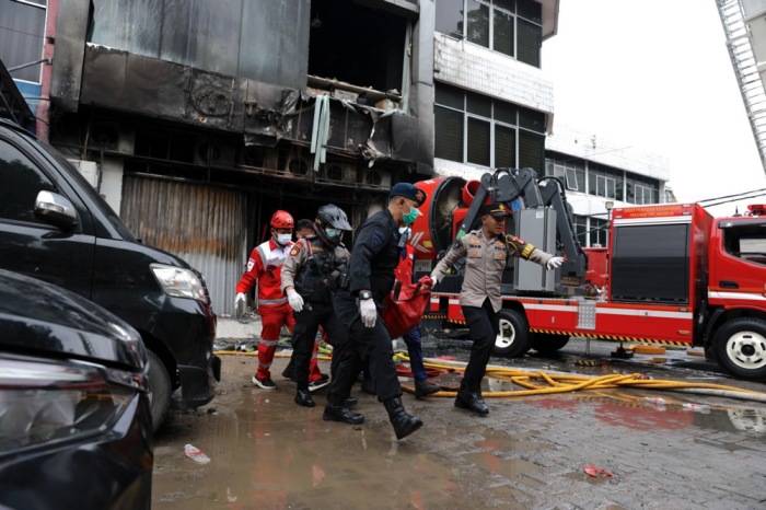 Rettungskräfte tragen ein Opfer nach einem tödlichen Brand aus einem Gebäude in Jakarta. Archivfoto: epa/Mast Irham