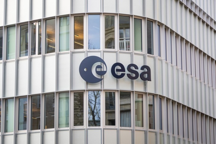 Das Logo der Europäischen Weltraumorganisation (ESA) auf dem neuen Hauptsitz. Foto: epa/Christophe Petit Tesson
