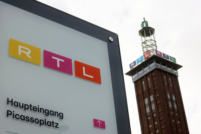 Ein Firmenschild von RTL Deutschland steht vor dem Sendezentrum des privaten Fernsehsenders. Foto: Oliver Berg/dpa