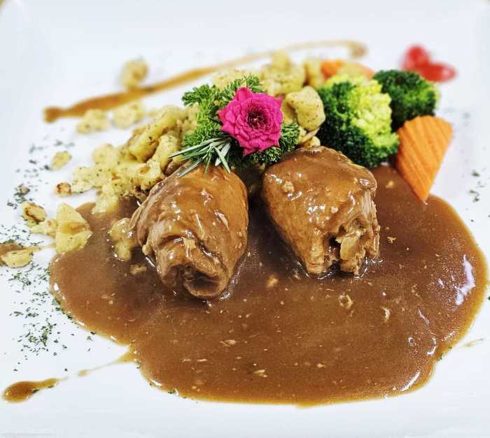 Saftig geschmorte Schweineroulade mit herzhafter Füllung, serviert mit Polenta und Gemüse. Fotos: Jaybee'Swiss Restaurant