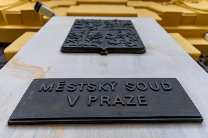 Nahaufnahme des Schildes des Prager Stadtgerichts in Prag. Foto: epa/Martin Divisek