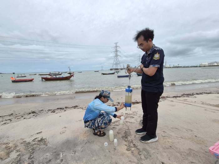 Mitarbeiter des Department of Marine and Coastal Resources entnehmen Wasserproben zur Untersuchung der ungewöhnlichen Verfärbung in der Pradu-Bucht. Bild: Ministry of Natural Resources and Environment