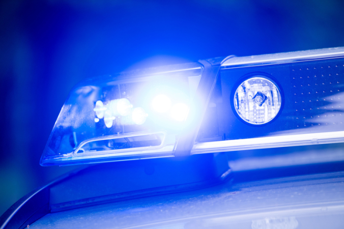 Ein Blaulicht leuchtet an einer Polizeistreife. Foto: Lino Mirgeler/dpa