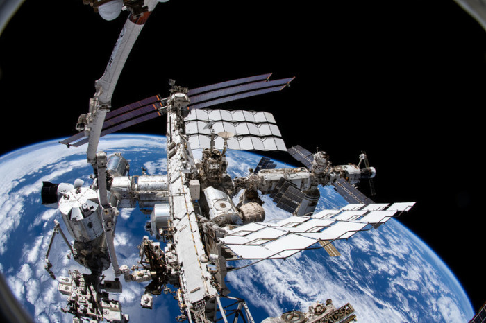 Eine Aufnahme aus der Kamera des Nasa-Astronauten Marshburn zeigt die Internationale Raumstation ISS und die Erde darunter. Foto: Nasa