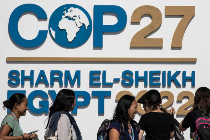 Eine Gruppe von Teilnehmerinnen stehen vor dem Logo der UN-Klimagipfels COP27 im International Convention Center. Foto: Gehad Hamdy/dpa