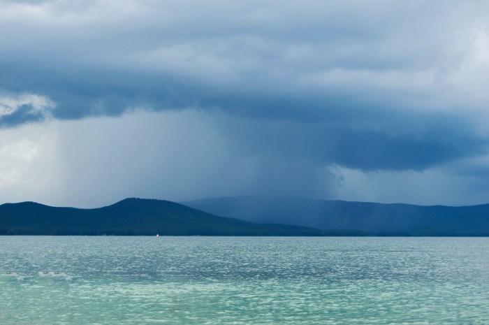 Dunkle Regenwolken und kräftige Niederschläge prägen vielerorts das Wetter während der Monsunzeit in Thailand. Das Wetteramt warnt vor starken bis sehr starken Regenfällen. Bild: elizabeth/Unsplash