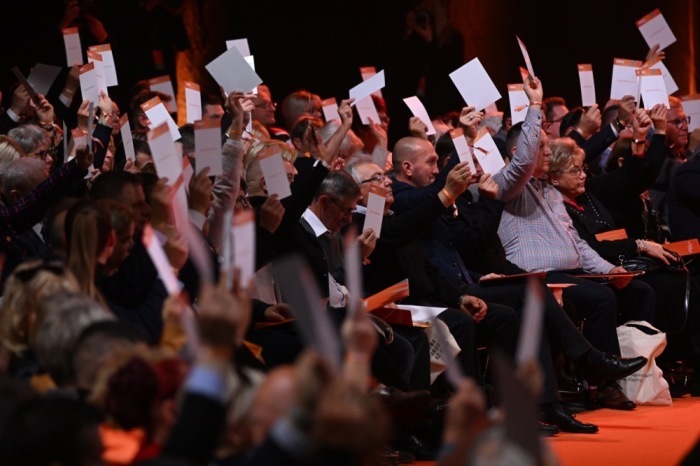 Während des Kongresses zur Wahl der Funktionäre der ungarischen Regierungspartei Fidesz stimmen die Delegierten über die Tagesordnung ab. Foto: epa/Szilard Koszticsak Ungarn Aus