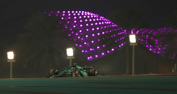 Der deutsche Formel-1-Pilot Sebastian Vettel vom Aston Martin Cognizant F1 Team in Aktion während des Qualifyings zum Abu Dhabi Formula One Grand Prix 2022 auf dem Yas Marina Circuit in Abu Dhabi. Foto: EPA-EFE/Ali Haider