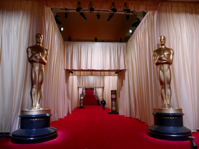 Oscar-Figuren stehen auf dem roten Teppich vor dem Dolby Theatre. Foto: Barbara Munker/dpa