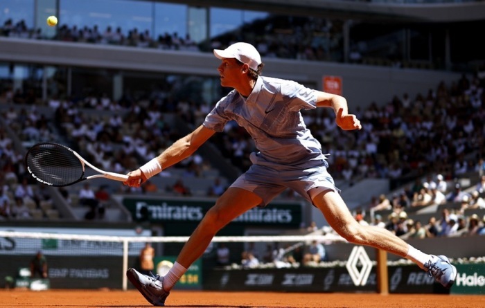 Italiens Tennisstar Jannik Sinner schlägt bei den French Open in Paris einen Ball im Zweitrundenmatch gegen Juan Manuel Cerundolo. Foto: EPA/Mohammed Badra