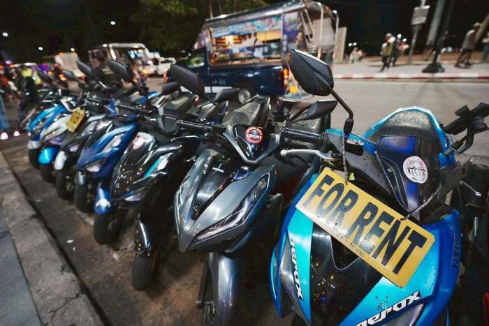 Die Stadt Pattaya will die gewerbliche Nutzung öffentlicher Parkplätze entlang der Beach Road künftig unterbinden. Bild: PR Pattaya