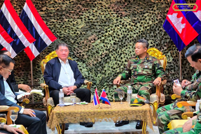 Verteidigungsminister Phumtham (li.) und sein kambodschanischer Amtskollege Tea Seiha beim Grenztreffen in Sa Kaeo – beide Länder bekräftigen den Wunsch nach friedlichem Dialog. Foto: Phnom Penh Post