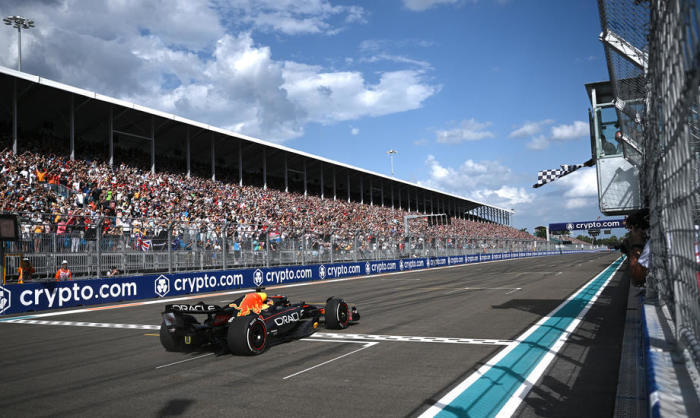Der Holländer Max Verstappen von Red Bull Racing gewinnt den Großen Preis der Formel 1 in Miami. Foto: epa/Brendan Smialowski