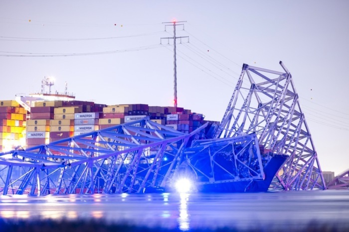 In Baltimore ist die Francis Scott Key Bridge nach dem Zusammenstoß mit einem Containerschiff teilweise eingestürzt. Foto: epa/Jim Lo Scalzo