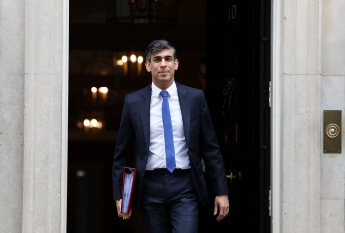 Großbritanniens Premierminister Rishi Sunak verlässt Downing Street 10, um an der Fragestunde des Premierministers (PMQs) im Parlament in London teilzunehmen. Foto: epa/Andy Rain