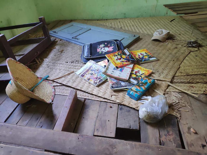 Zurückgelassene Bücher, Schulrucksäcke und Mützen in einer beschädigten Schule im Dorf Let Yet Kone in der Gemeinde Depayin. Foto: epa/Depayin Township Idp Support Tea