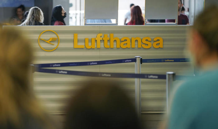 Die Mitarbeiter der Lufthansa in Frankfurt. Foto: epa/Ronald Wittek