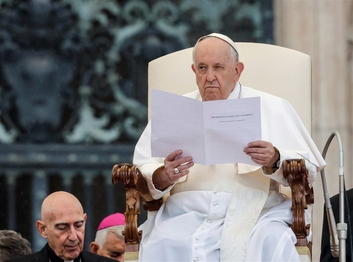Papst Franziskus schaut zu, während er die wöchentliche Generalaudienz auf dem Petersplatz in der Vatikanstadt leitet. Foto: epa/Giuseppe Lami
