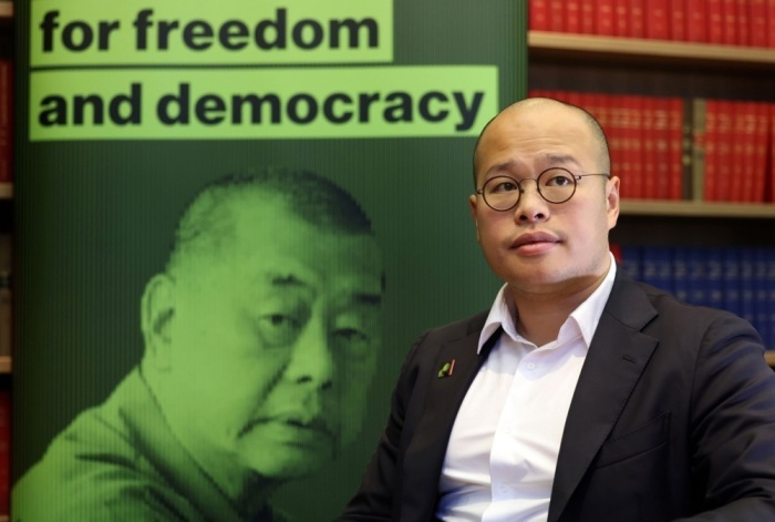 Sebastian Lai hält in London eine Pressekonferenz zum Gerichtsverfahren gegen seinen Vater Jimmy Lai ab. Foto: epa/Andy Rain