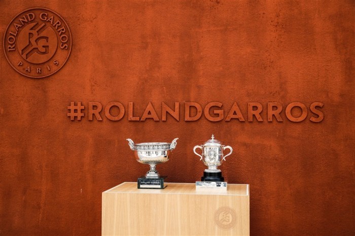 Ausstellung der Roland-Garros-Trophäen in der Herren- und Damen-Einzelkategorie während des French-Open-Tennisturniers in Roland Garros in Paris. Foto: epa/Teresa Suarez