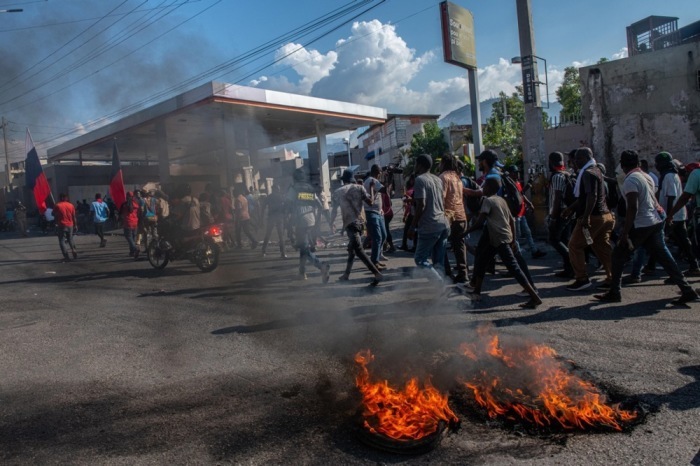 Die Haitianer protestieren in Port-au-Prince und fordern den Rücktritt von Premierminister Henry. Foto: epa/Johnson Sabin