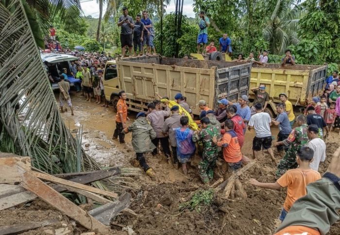 Das Nationale Amt für Katastrophenmanagement (BNPB) zeigt, wie Retter die Leiche eines Erdrutschopfers in Padang Pariaman in der Provinz Westsumatra abtransportieren. Foto: epa/National Board For Disaster Management/handout