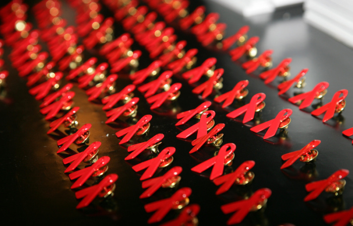 Rote Aids-Schleifen sind in Berlin auf einer Operngala für die Aids-Stiftung ausgelegt. Foto: Jens Kalaene/dpa-zentralbild/dpa