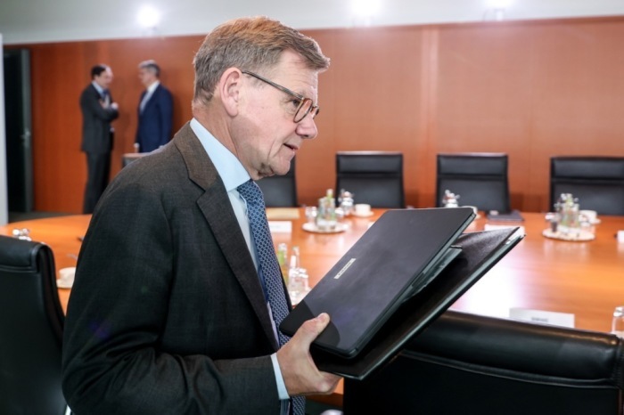 Außenminister Johann Wadephul trifft zur wöchentlichen Kabinettssitzung der Bundesregierung in Berlin ein. Foto: epa/Filip Singer