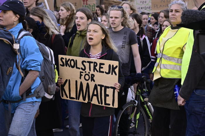 Greta Thunberg (C) nimmt an einem Klimastreik von Fridays For Future vor den Parlamentswahlen in Stockholm teil. Foto: epa/Claudio Bresciani